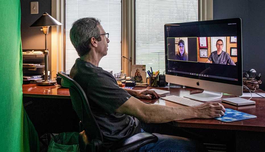 Un hombre consulta a su médico desde la comodidad de su hogar