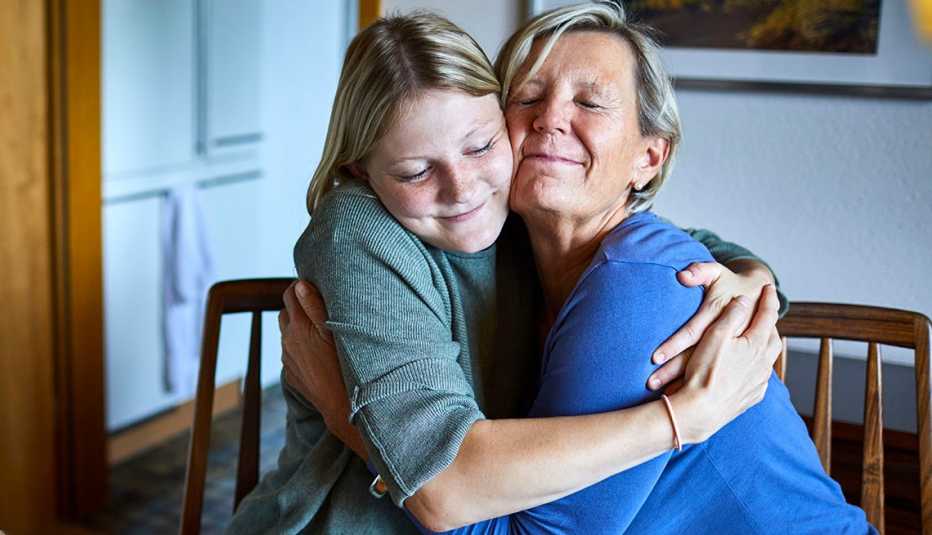 Madre e hija se abrazan