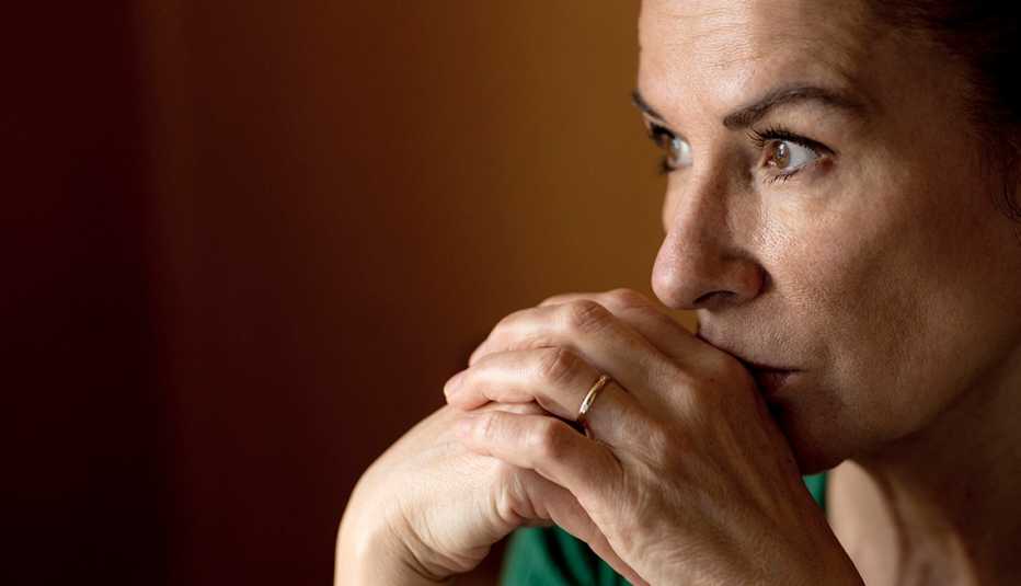 Perfil de una mujer que luce deprimida Perfil de una mujer que luce deprimida
