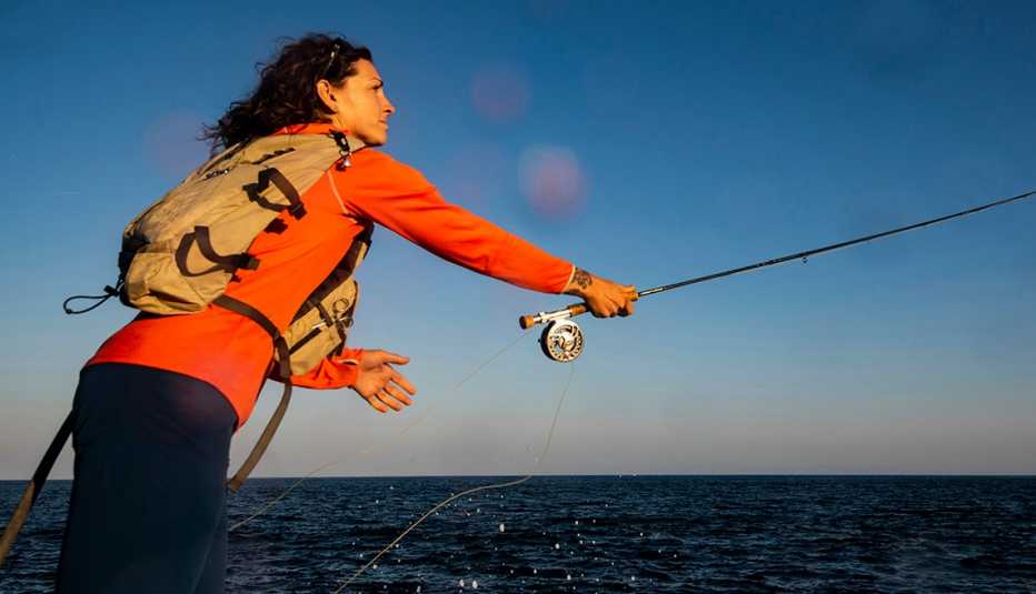 Una mujer pescando
