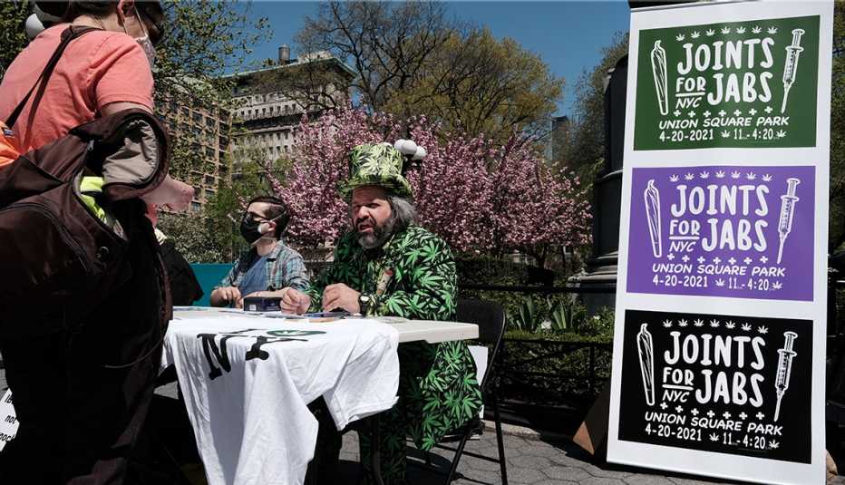 Personas hacen fila para recibir un cigarrillo de marihuana gratis después de mostrar prueba de una vacuna COVID