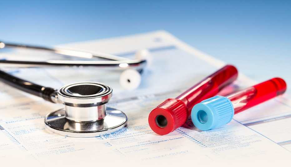 Tubos de ensayo con muestras de sangre y estetoscopio