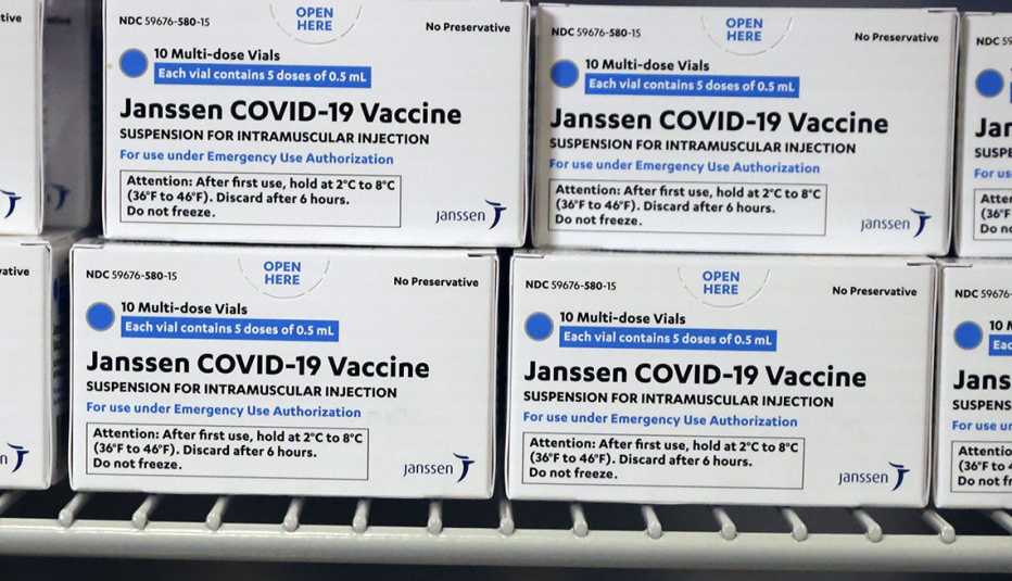 Cajas de la vacuna contra la COVID-19 de Johnson & Johnson en un refrigerador Cajas de la vacuna contra la COVID-19 de Johnson & Johnson en un refrigerador