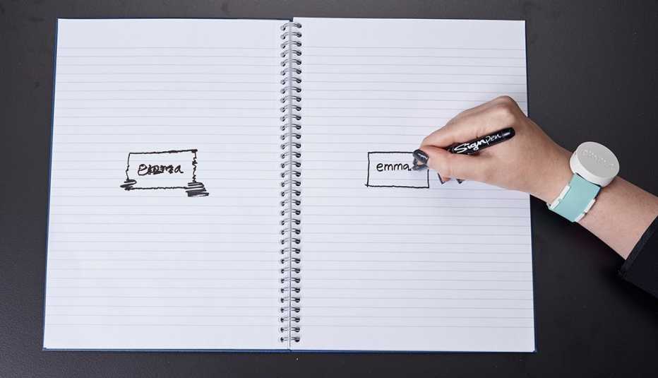 Persona escribiendo en una libreta