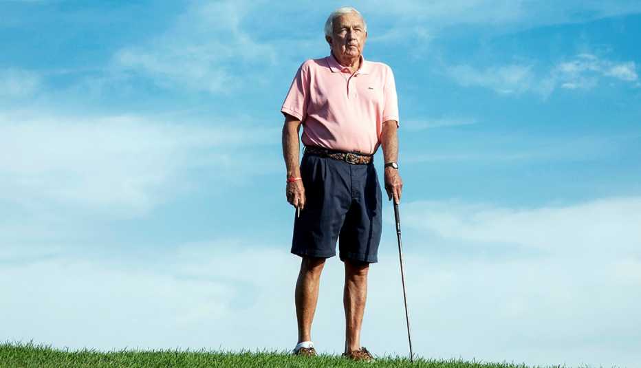 Jim Hogan juega al golf