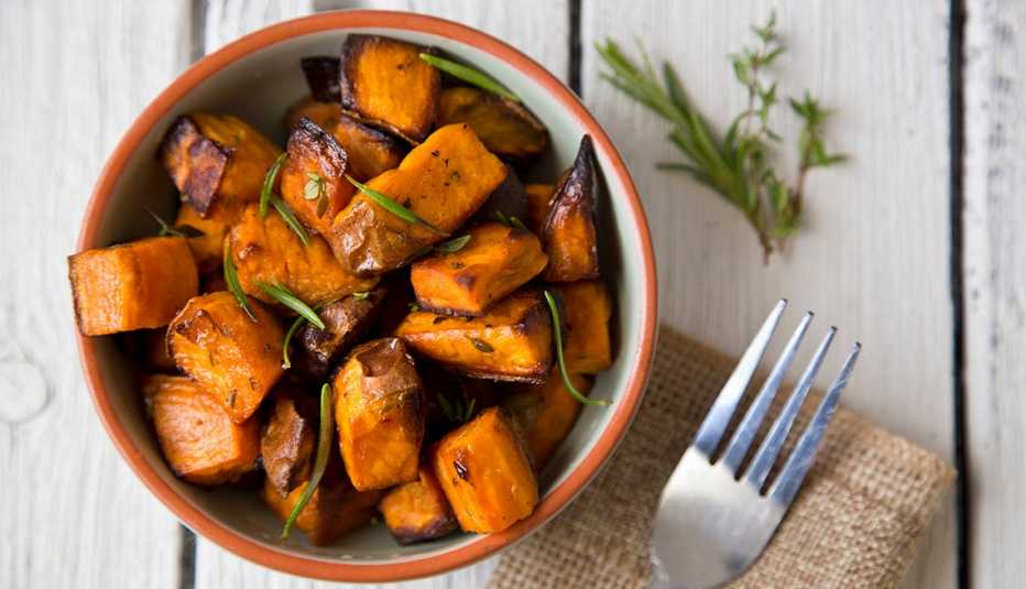 Batatas horneadas en un plato