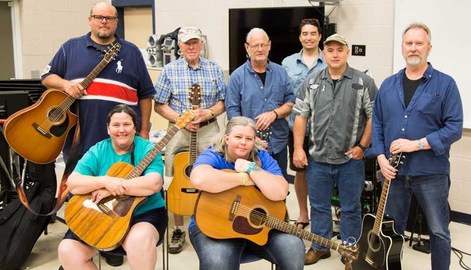 Un grupo de veteranos en una clase de composición de canciones