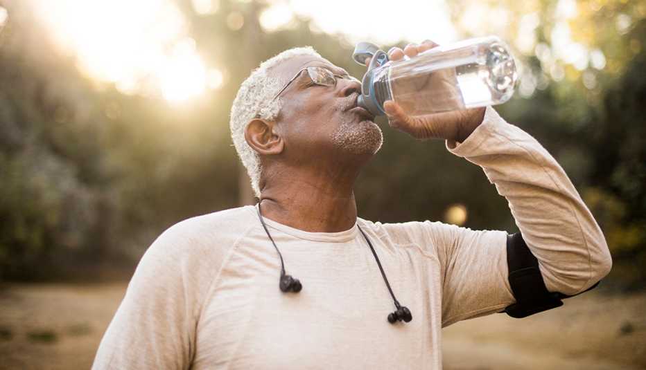 Hombre tomando agua