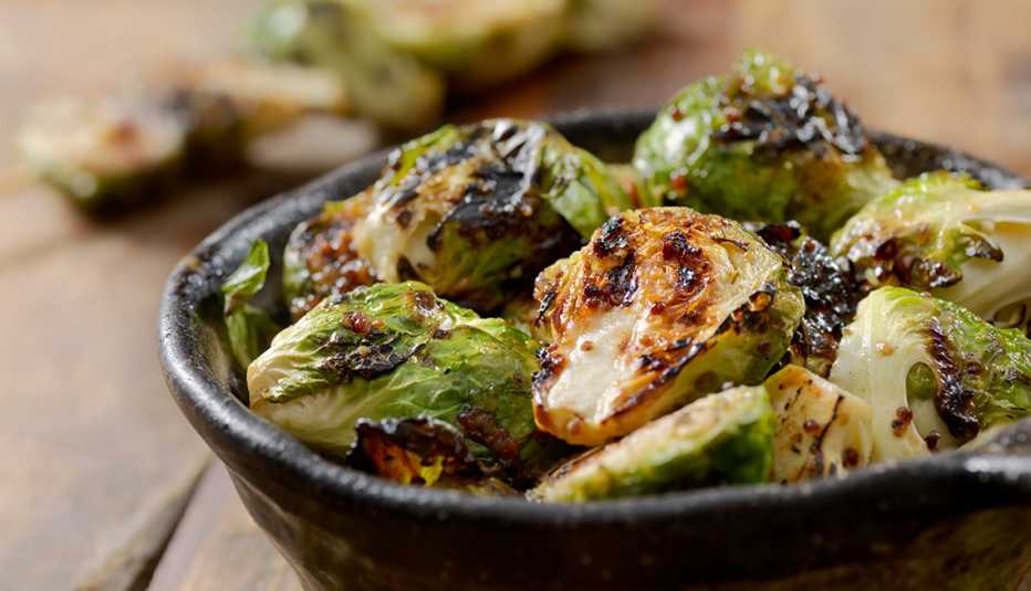 Coles de Bruselas a la plancha en un plato Coles de Bruselas a la plancha en un plato