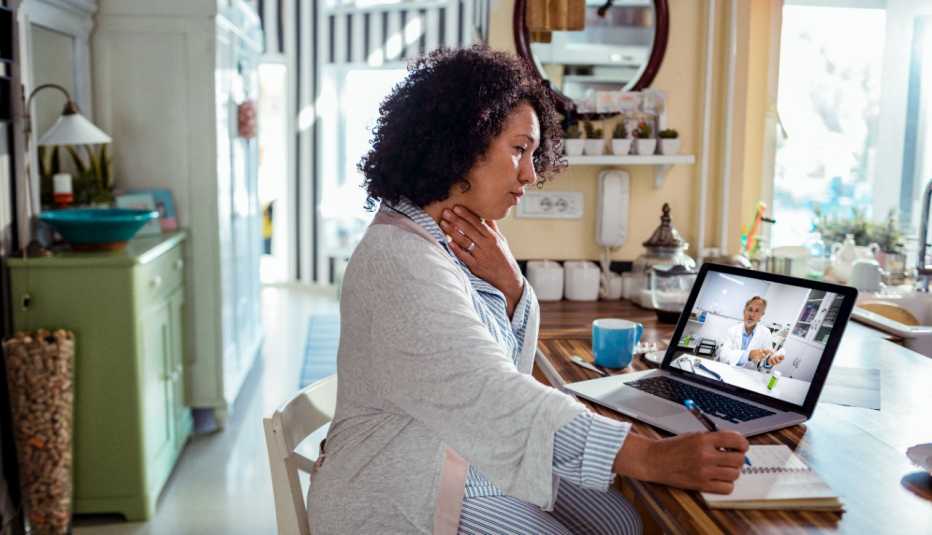 Una mujer consulta a su doctor de forma virtual