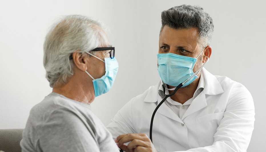 Médico revisa a su paciente con un estetoscopio