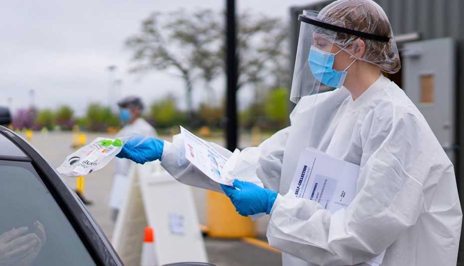 Personal médico reparte pruebas de coronavirus