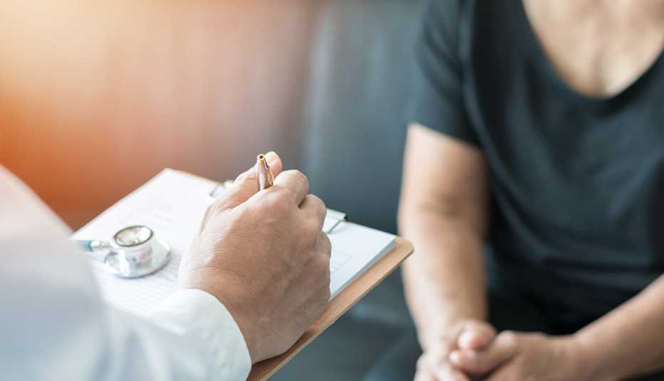 Paciente en consulta con su médico