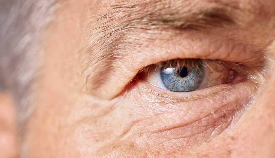 Vista cercana del ojo de un hombre