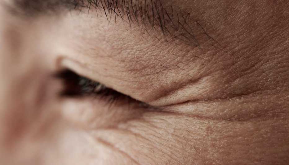 Toma cercana del ojo de una persona con arrugas