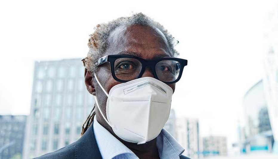 Un hombre usa una mascarilla N95