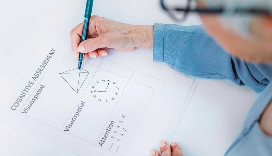 Una persona toma un examen para determinar la función cognitiva Una persona toma un examen para determinar la función cognitiva