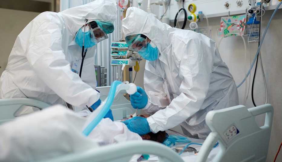 Médicos trabajan para salvar la vida de una persona hospitalizada