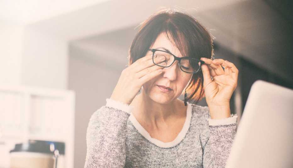 Mujer rascando sus ojos