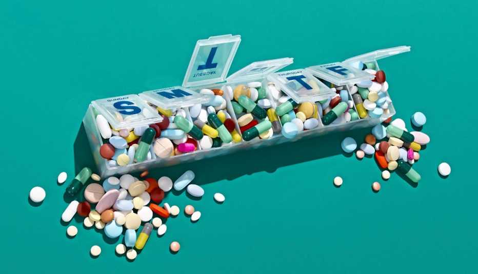 Un organizador de pastillas que se desborda con pastillas de todo tipo