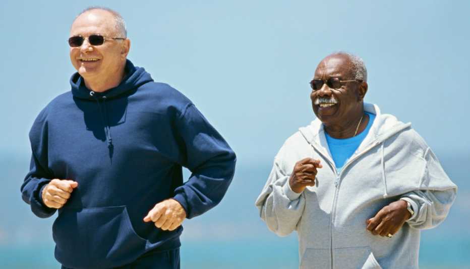 Dos hombres corriendo al aire libre