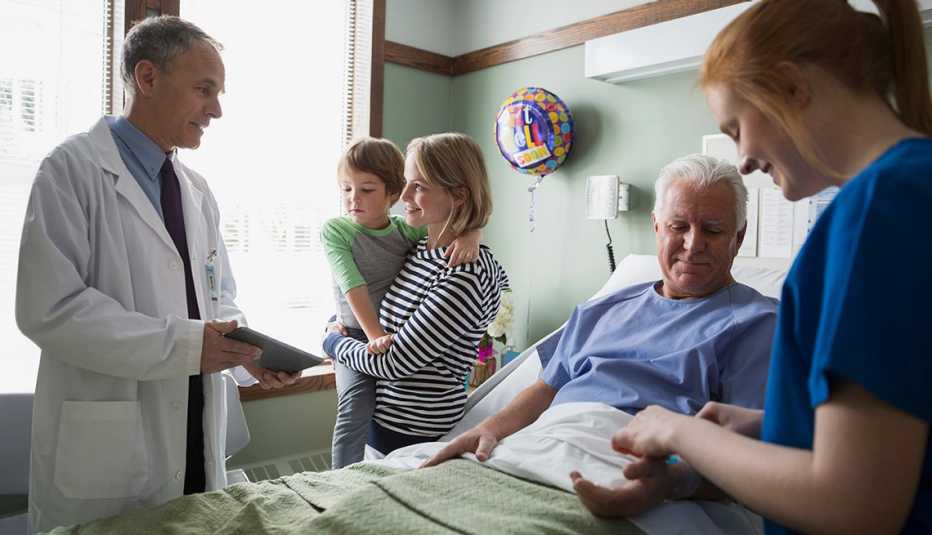 Doctor habla con la familia de un paciente