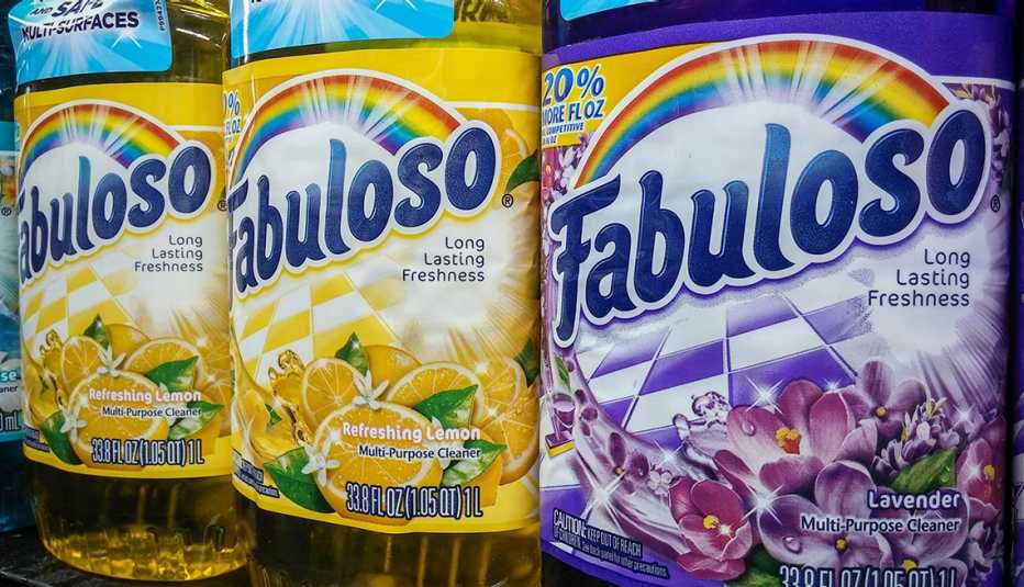 Varias botellas del limpiador Fabuloso