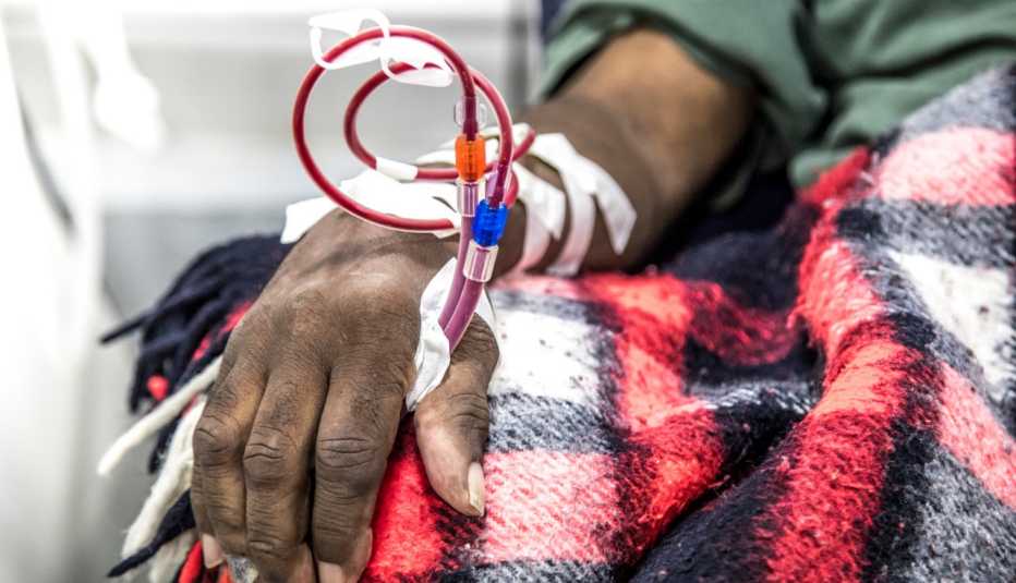Mano de una persona que recibe una transfusión de sangre