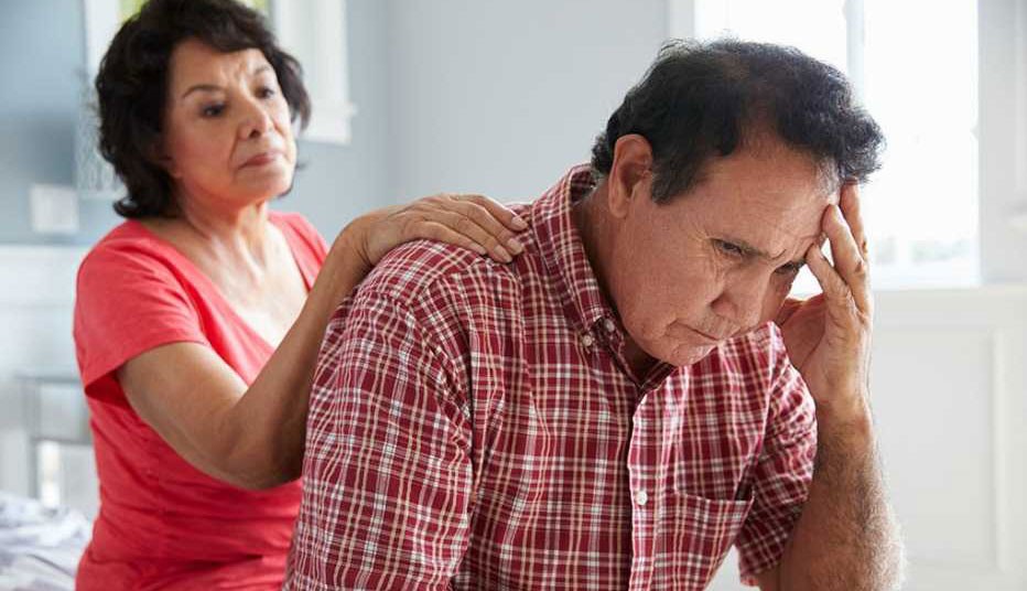 Una mujer consuela a un hombre triste y preocupado