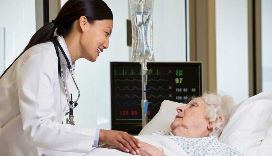 Doctora atendiendo una paciente