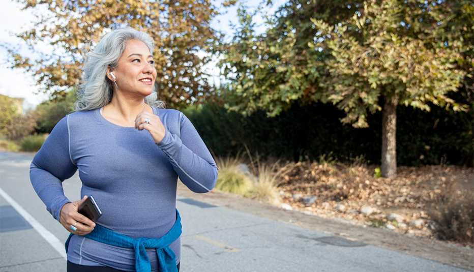 Una mujer corre al aire libre