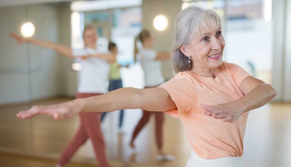 Una mujer bailando en un estudio de baile