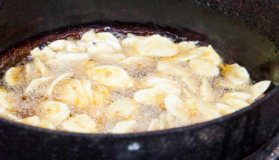 Haciendo plátanos fritos