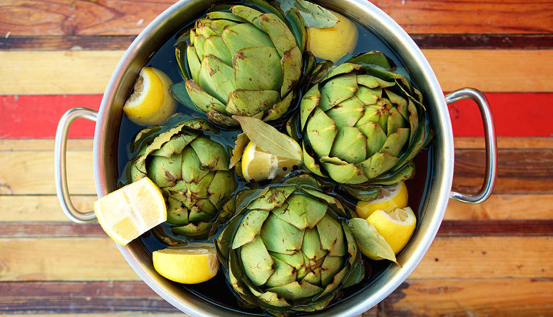 Alcachofas en una olla