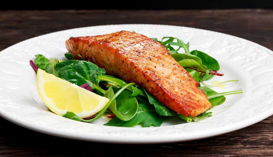 Filete de salmón y ensalada