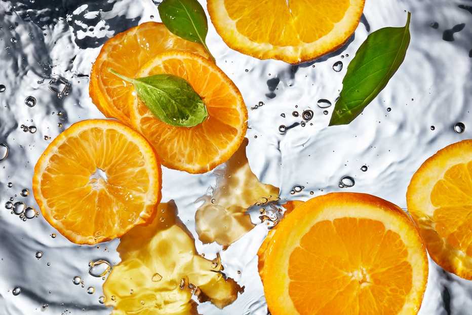 Naranja, gengibre y albahaca en agua Naranja, gengibre y albahaca en agua