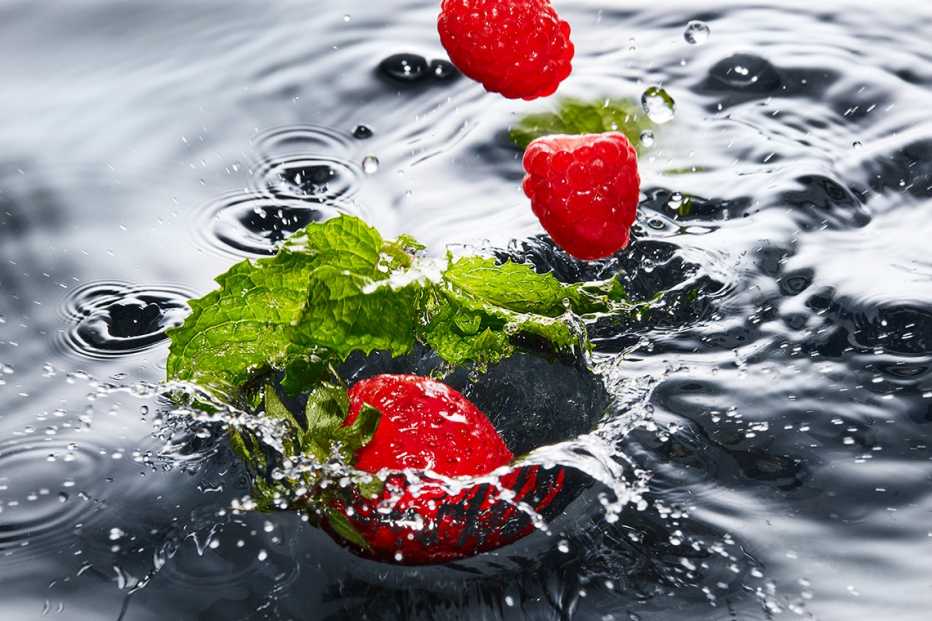 Agua con fresas, frambuesas y menta Agua con fresas, frambuesas y menta