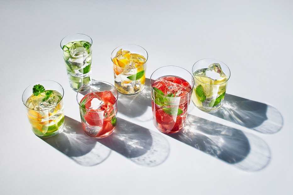 Varios vasos de gua con frutas Varios vasos de gua con frutas