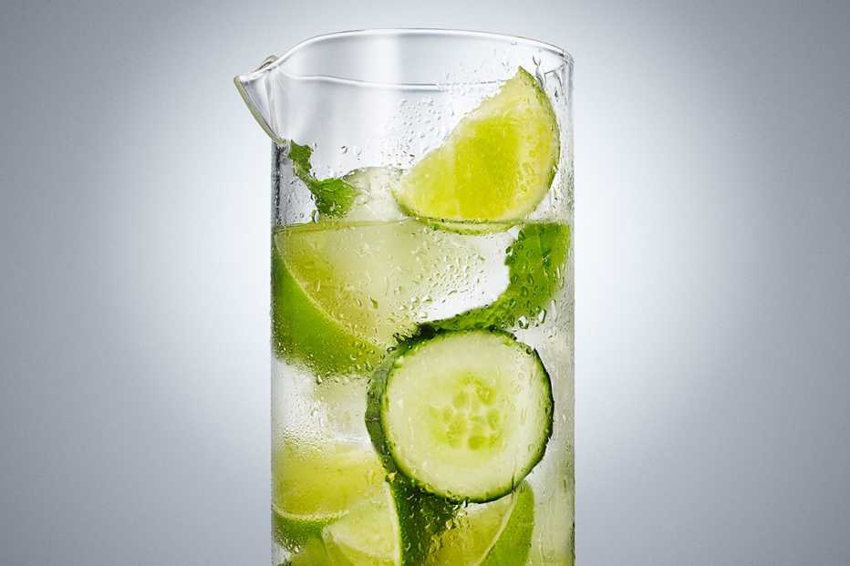 Agua con lima, menta y pepinillo