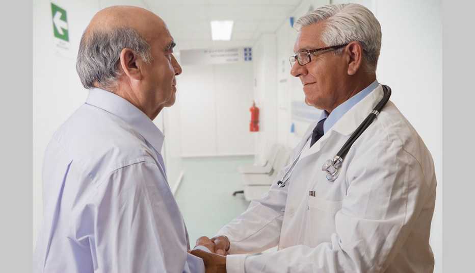 Doctor hablando con su paciente Doctor hablando con su paciente