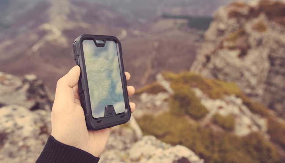 Mano sosteniendo un teléfono celular Mano sosteniendo un teléfono celular