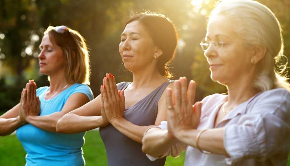 Mujeres practicando yoga