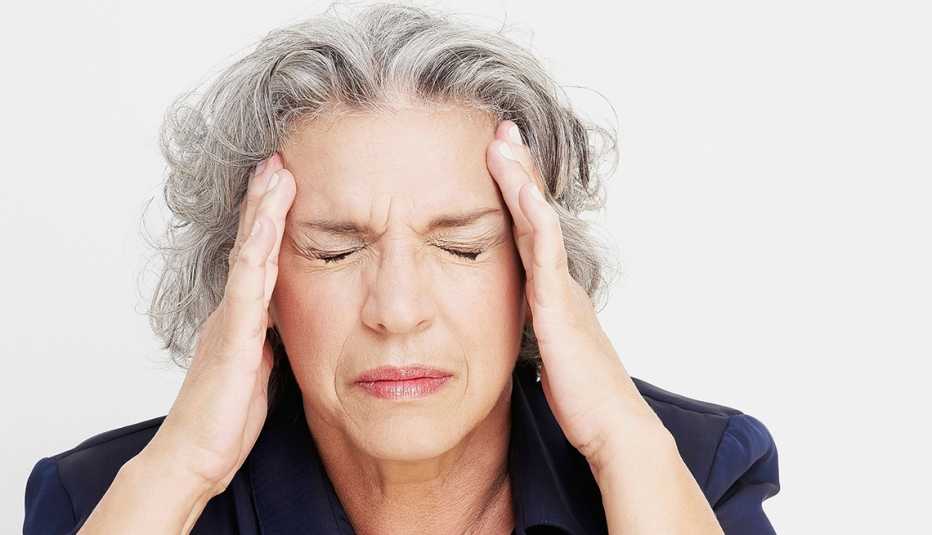 Mujer con dolor de cabeza