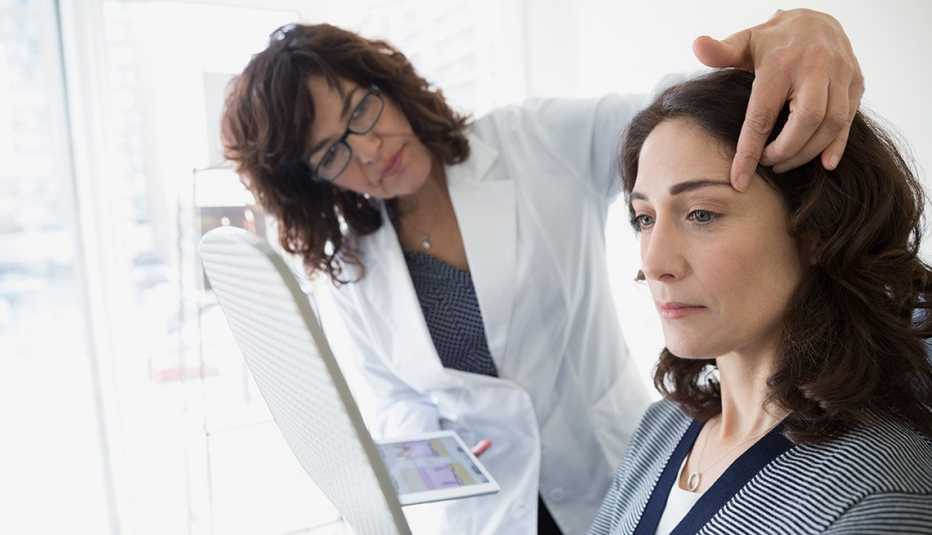 Paciente en una consulta sobre cirugía estética