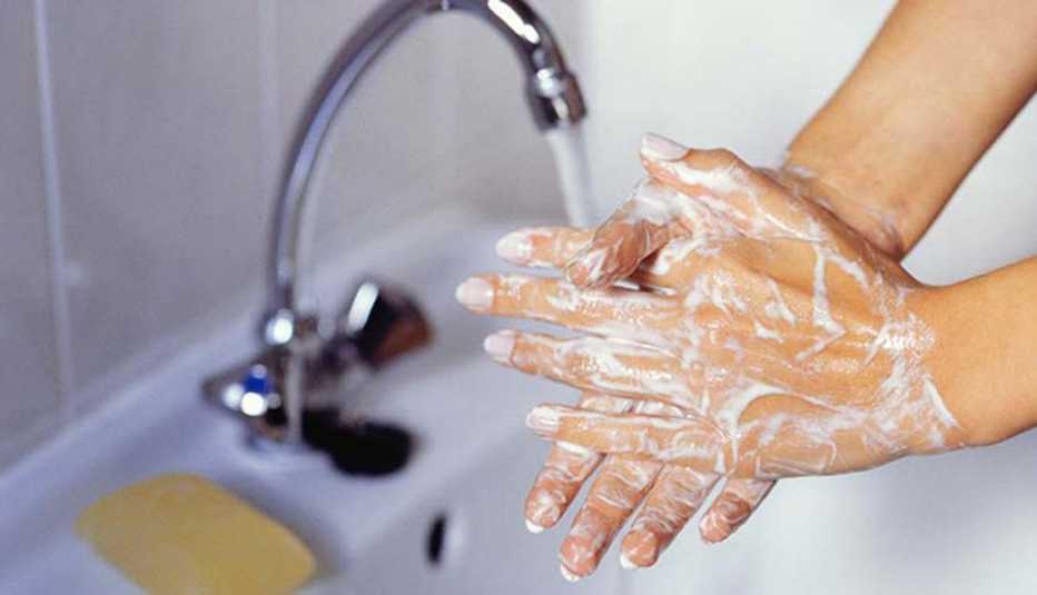 Mujer lavándose las manos