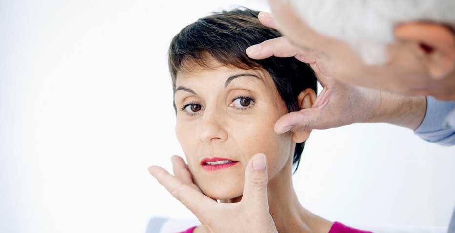 Mujer consultando al cirujano plástico