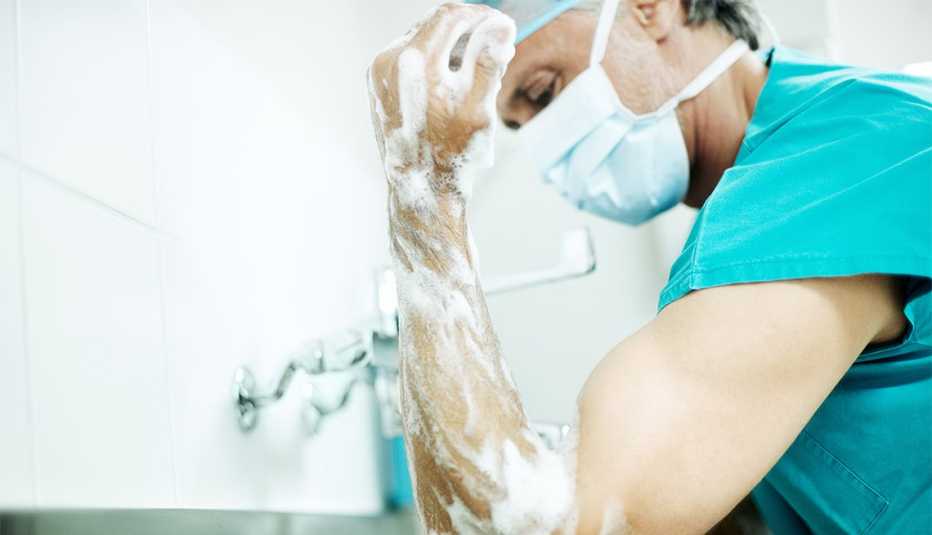 Cirujano lavándose las manos - Prevenir infecciones en los hospitales