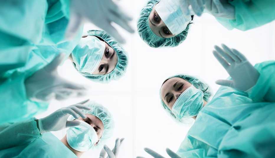 Medicos en sala de operaciones Medicos en sala de operaciones
