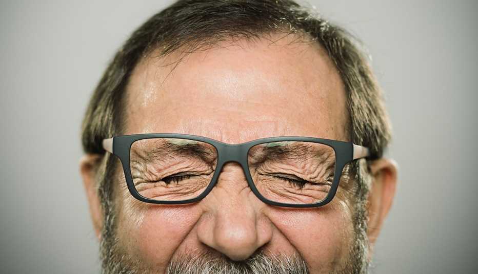 Hombre con sus ojos cerrados apretados Hombre con sus ojos cerrados apretados