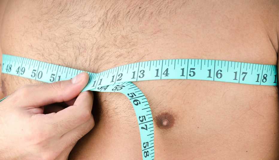 Persona midiendo el pecho de un hombre - Ginecomastía